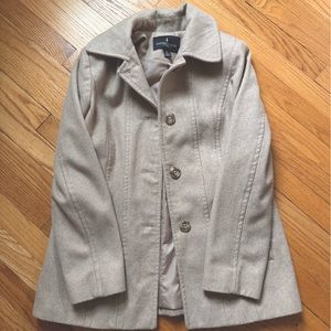 London Fog size M women’s beige wool coat. Cute and neutral with brown buttons.